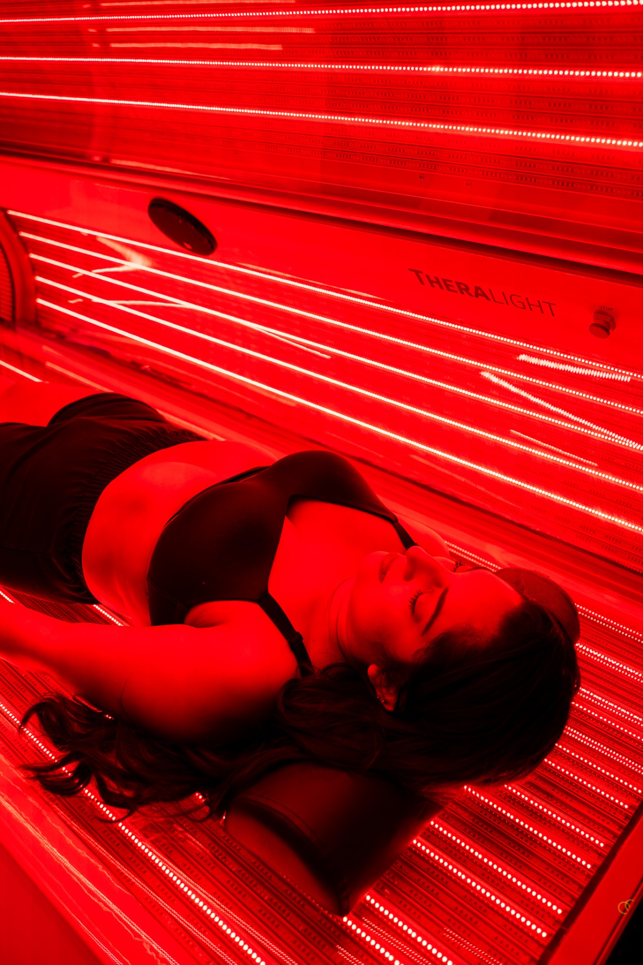 iCRYO Charleston guest enjoying red light therapy