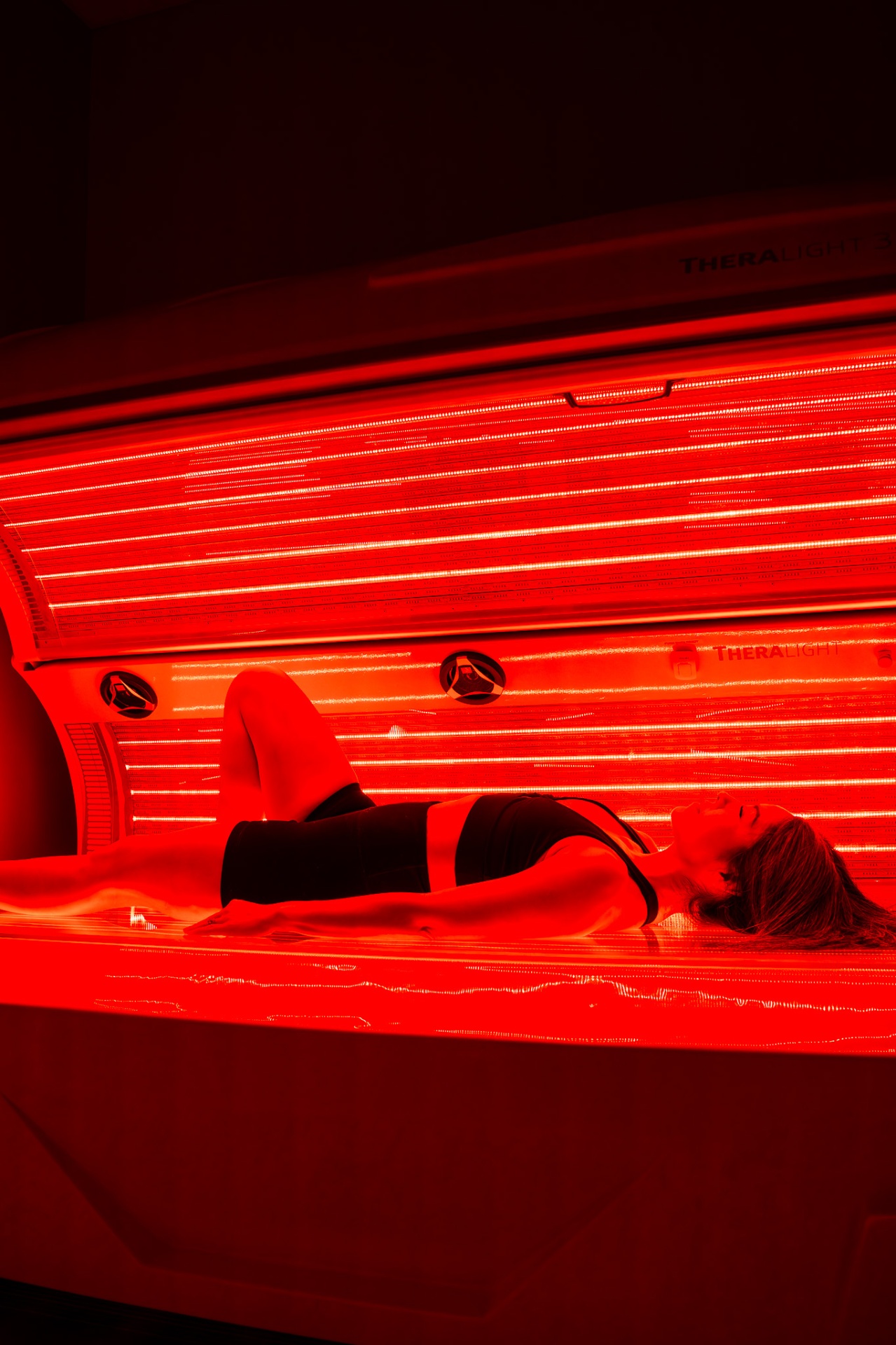 iCRYO Charleston guest preparing for a red light session