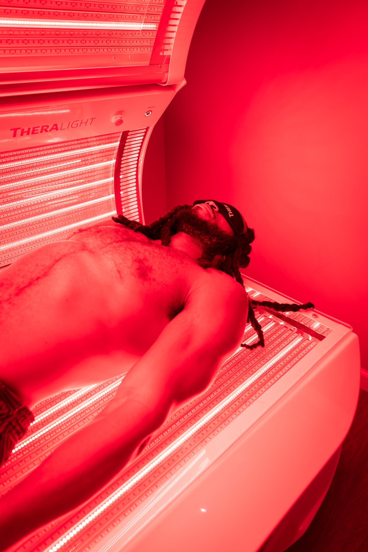 Full-Body Light Bed — Red + near-infrared · 12 min at iCRYO Daniel Island